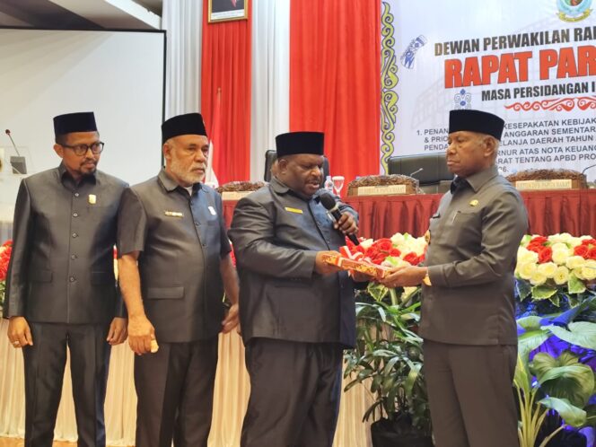 
 Pimpinan DPRP Papua Barat menerima dokumen R-APBD Provinsi Papua Barat Tahun 2026 dari Gubernur Papua Barat.