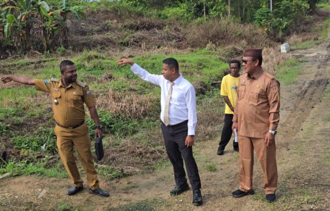 
 Bupati Teluk Bintuni, Yohanis Manibuy (kemeja putih) bersama Kepala Distrik Kaitaro, Feki Fenetiruma (kiri) dan Kepala Dinas PMK, Haris Tahir melihat lokasi kantor distrik yang baru.