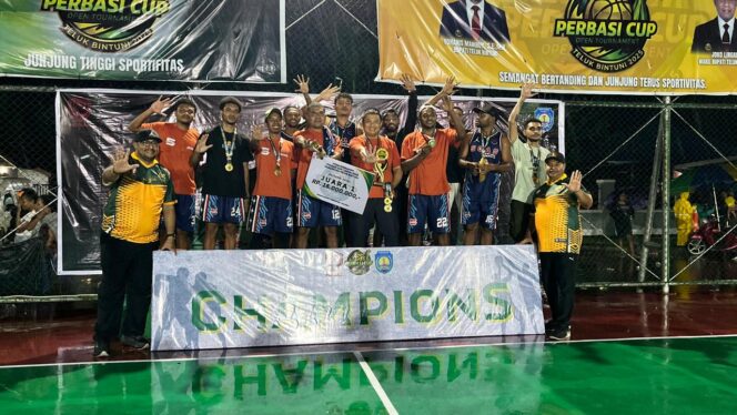 
 Rheinhard C. Maniagasi bersama Rino Rumbrawer berpose bersama Juara I kategori putra usai menyerahkan hadiah.   