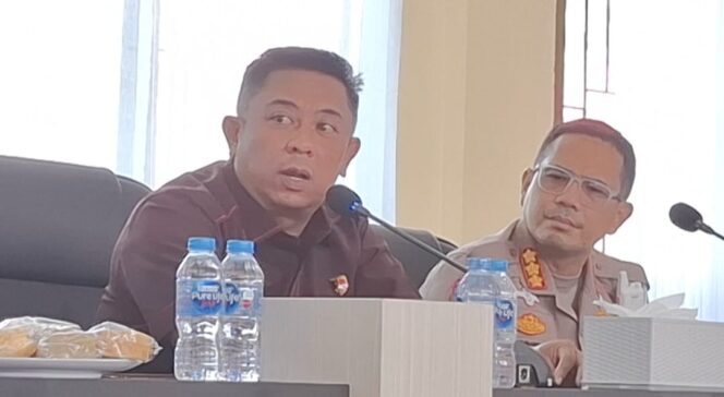 
 Direskrimsus Polda PBD, Kombes Pol. Iwan Manurung (kiri) saat memberikan keterangan pers di Mapolda PBD, Kota Sorong. Selasa