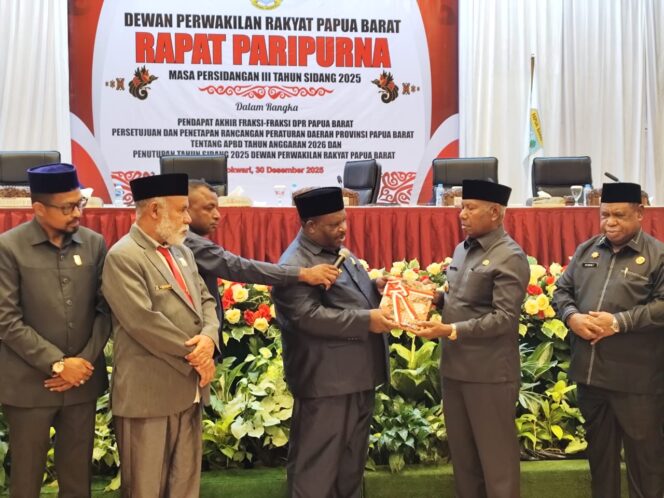
 Pimpinan DPRP menerima dokumen Raperda APBD Tahun 2026 yang diserahkan Gubernur Papua Barat