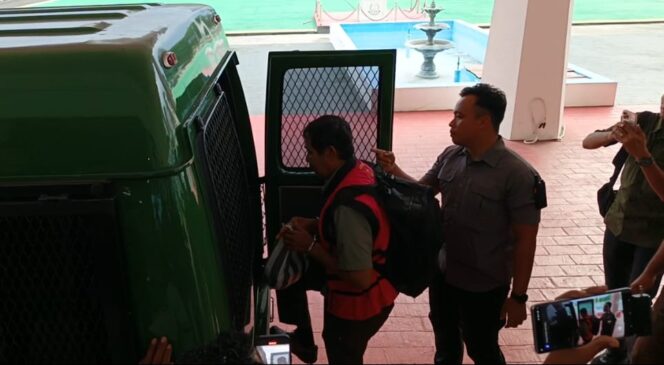 
 Tampak tersangka BHS saat memasuki mobil tahanan Kejati Papua Barat. 