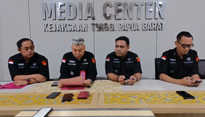 
 Asisten Tindak Pidana Khusus Kejaksaan Tinggi Papua Barat saat memberikan keterangan pers perkara Tipikor Dermaga Apung Marampa. 