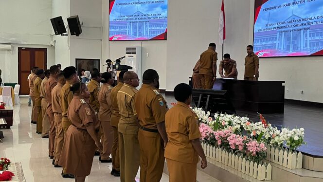 
 Bupati saat menandatangani berita acara serah terima jabatan 13 Kepala Distrik. 