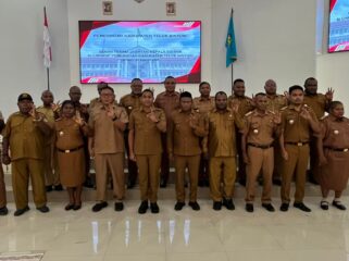 Foto bersama Bupati Teluk Bintuni usai serah terima jabatan 13 Kepala Distrik. 