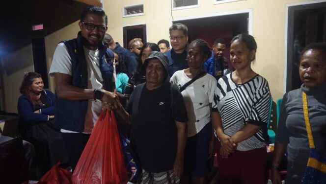 
 Sase ketika berfoto bersama mama-mama penerima bantuan sembako.