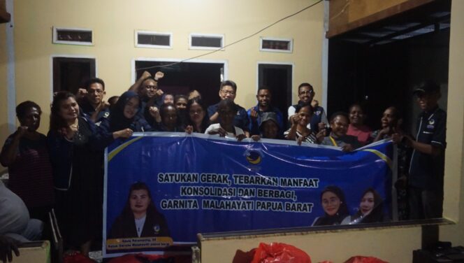 
 Poto bersama usai pembagian sembako bagi warga di kompleks Gaya Baru, Bintuni.