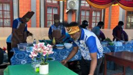 Tim PKB dari Jemaat GKI Ebenhaezer Sigerau saat menyiapkan meja untuk persiapan lomba.