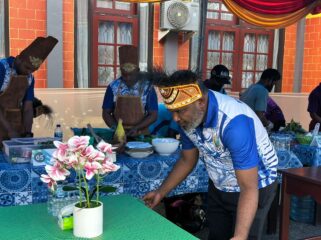 Tim PKB dari Jemaat GKI Ebenhaezer Sigerau saat menyiapkan meja untuk persiapan lomba.