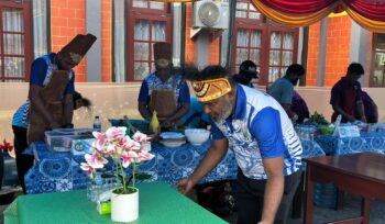 Tim PKB dari Jemaat GKI Ebenhaezer Sigerau saat menyiapkan meja untuk persiapan lomba.