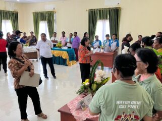 Suasana lomba merangkai bunga hidup dalam rangka menyongsong HUT ke-100 Klasis GKI Teluk Bintuni
