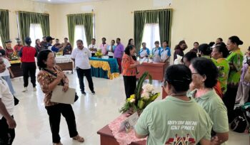 Suasana lomba merangkai bunga hidup dalam rangka menyongsong HUT ke-100 Klasis GKI Teluk Bintuni