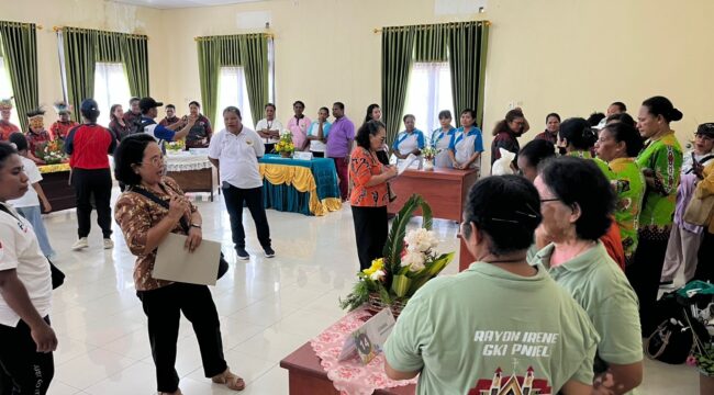 Suasana lomba merangkai bunga hidup dalam rangka menyongsong HUT ke-100 Klasis GKI Teluk Bintuni