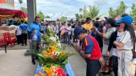 Ketua Panitia, Ikaros Dimara saat melihat hasil karya ibu-ibu PW