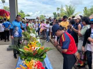 Ketua Panitia, Ikaros Dimara saat melihat hasil karya ibu-ibu PW