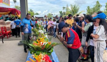 Ketua Panitia, Ikaros Dimara saat melihat hasil karya ibu-ibu PW