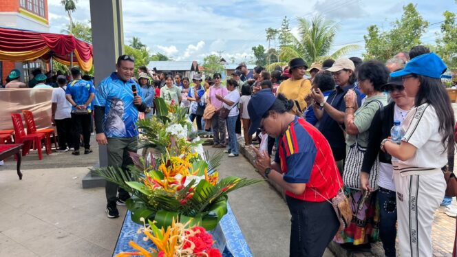 
 Ketua Panitia, Ikaros Dimara saat melihat hasil karya ibu-ibu PW