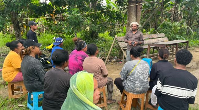 Anggota DPRP Papua Barat, Musa Naa, ST saat berdialog dengan masyarakat dalam rangka reses, Senin.
