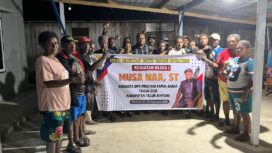 Anggota DPRP Papua Barat, Musa Naa, ST berfoto bersama masyarakat Fafurwar usai agenda reses, Senin. 