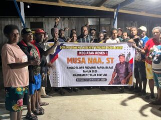 Anggota DPRP Papua Barat, Musa Naa, ST berfoto bersama masyarakat Fafurwar usai agenda reses, Senin. 