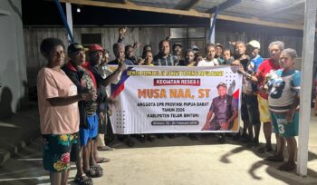 Anggota DPRP Papua Barat, Musa Naa, ST berfoto bersama masyarakat Fafurwar usai agenda reses, Senin. 