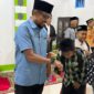 Kehadiran Wakil Ketua II DPRP Papua Barat, Syamsudin Seknun di Mushola Al Ikhlas Argosigemerai disambut hangat jemaah, termasuk anak-anak.