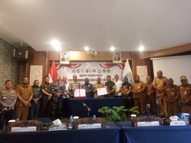 
 Foto bersama Forkopimda dan pimpinan OPD Provinsi Papua Barat usai rapat koordinasi, baru-baru ini.