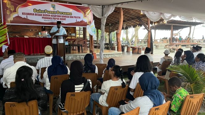 
 Kepala Badan Kesbangpol Papua Barat, Rheinhard C. Maniagasi, S.STP, M.Si saat memberikan sambutan. Dia menekankan soal merawat kebersamaan demi meningkatkan kualitas pelayanan publik.