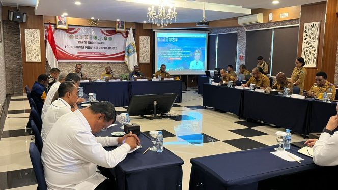 
 Gubernur Papua Barat, Dominggus Mandacan memimpin Rakor Forkopimda di hotel Aston Manokwari, Senin.