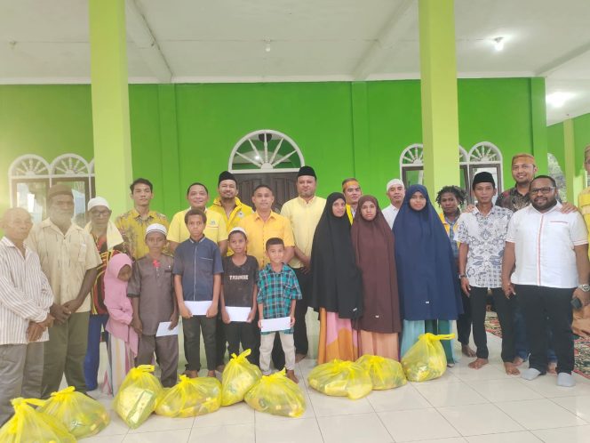 
 Foto bersama para pengurus partai dengan penerima manfaat