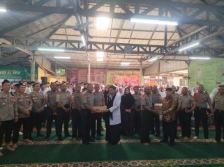 Kegiatan bakti sosial berupa pembagian paket sembako yang diserahkan secara simbolis. Hal ini menjadi wujud sinergitas yang terlajin harmonis antara Polri dan masyarakat.