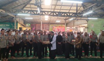 Kegiatan bakti sosial berupa pembagian paket sembako yang diserahkan secara simbolis. Hal ini menjadi wujud sinergitas yang terlajin harmonis antara Polri dan masyarakat.