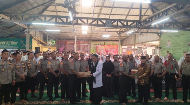 Kegiatan bakti sosial berupa pembagian paket sembako yang diserahkan secara simbolis. Hal ini menjadi wujud sinergitas yang terlajin harmonis antara Polri dan masyarakat.