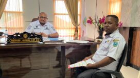 Kepala Badan Kesbangpol Papua Barat, Rheinhard C. Maniagasi bersama Kabid Ideologi Wasbang dan Karakter Bangsa, Theodorus Kawer (kanan).
