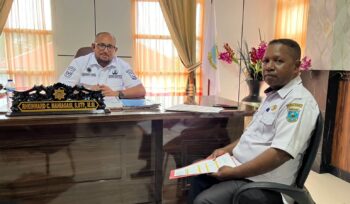 Kepala Badan Kesbangpol Papua Barat, Rheinhard C. Maniagasi bersama Kabid Ideologi Wasbang dan Karakter Bangsa, Theodorus Kawer (kanan).