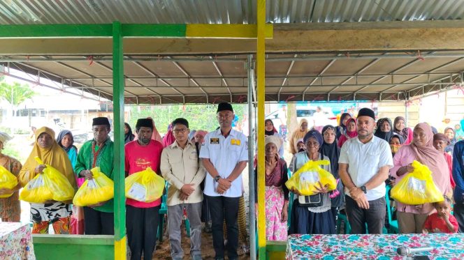 
 Sapa Lansia di Tahiti, HIPMI Teluk Bintuni Rajut Kebersamaan Lewat Paket Lebaran