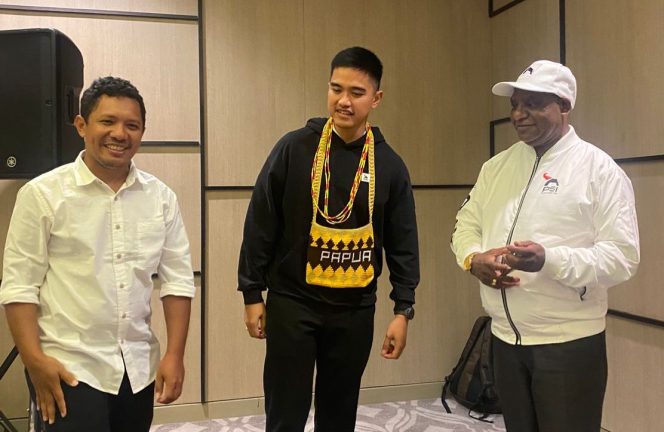 
 Ketua dan Sekretaris DPW PSI Papua Barat bersama Ketum PSI, Kaesang Pangareb di suatu kesempatan