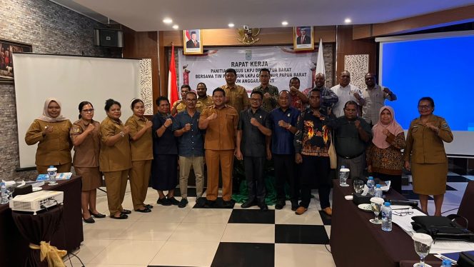 
 Foto bersama Pansus LKPJ dan Tim Penyusun LKPJ usia rapat di Aston, Senin