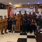 Foto bersama Pansus LKPJ dan Tim Penyusun LKPJ usia rapat di Aston, Senin