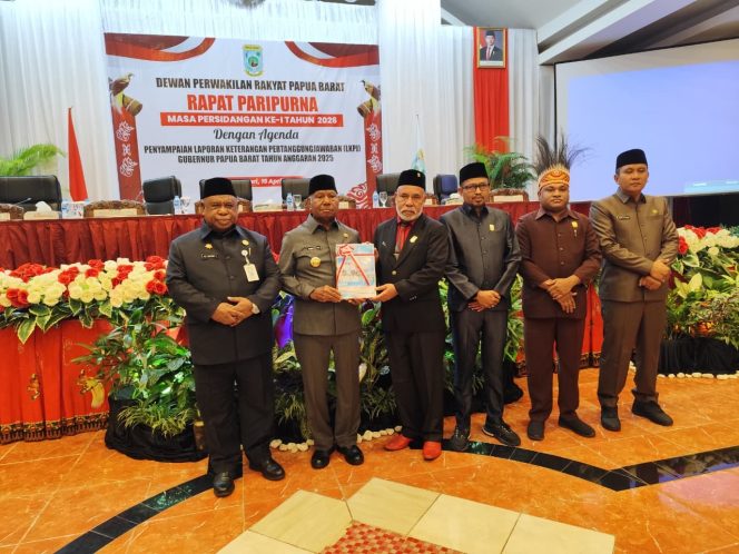 
 Pimpinan DPRP Papua Barat menerima dokumen LKPJ Gubernur untuk kemudian dibahas secara internal