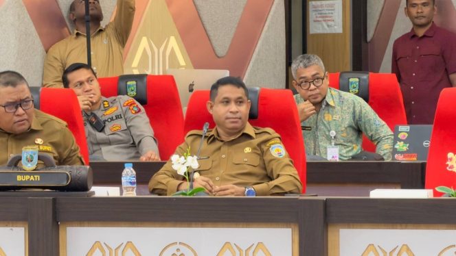 
 Bupati Teluk Bintuni, Yohanis Manibuy saat menghadiri kegiatan tatap muka dengan Komite II DPD RI, di Manokwari