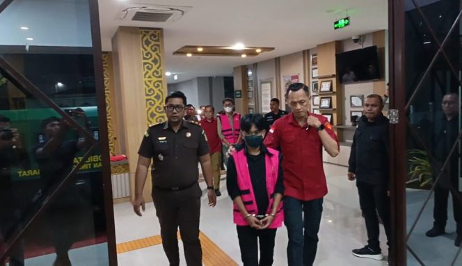 
 KasiOps Pidsus Kejati Papua Barat, Raden Arry Verdiana SH MH, saat membawa tersangka kasus gedung SMK Kehutanan ke mobil tahanan. 