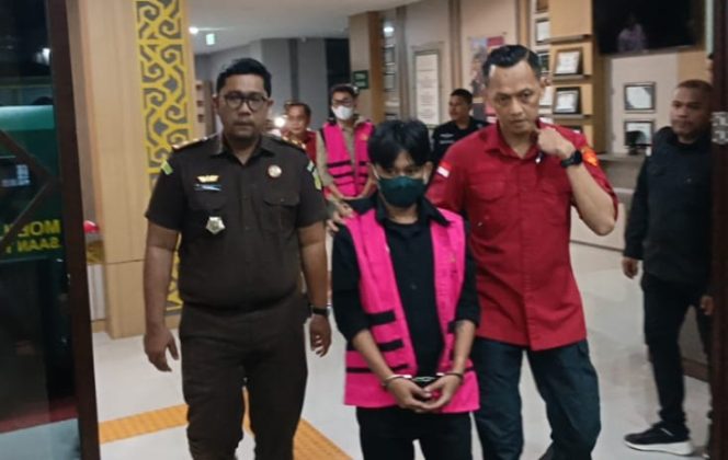 
 Kasiops Pidsus Kejati Papua Barat, Radden Arry Verdiana saat mengawal Direktur PT. PSU berinisial AGT. 