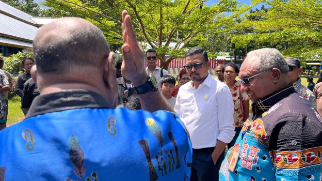 
 Wakil Ketua II DPRP Papua Barat, Syamsudin Seknun saat konsen mendengarkan penjelasan dari pihak sekolah.