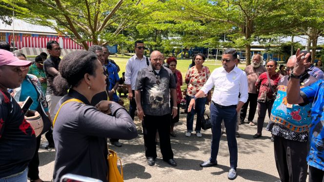 
 Suasana aksi protes yang berlangsung di SMK Taruna. Orang tua korban tuntut keadilan
