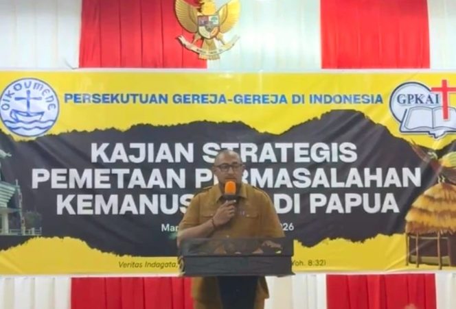 
 Kaban Kesbangpol Papua Barat, Rheinhard C. Maniagasi, S.STP, M.Si mewakili Gubernur saat membuka kegiatan sekaligus memberikan materi, Senin