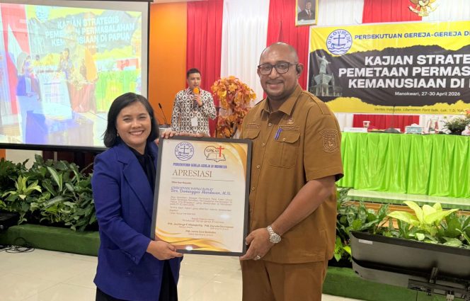 
 Kaban Kesbangpol Papua Barat, Rheinhard C. Maniagasi, S.STP, M.Si (kanan) mewakili Gubernur menerima piagam apresiasi dari PGI 