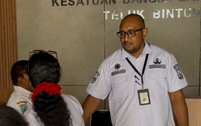 
 Kaban Kesbangpol Papua Barat, Rheinhard C. Maniagasi, S.STP, M.Si saat mengunjungi kantor Badan Kesbangpol Teluk Bintuni dalam agenda kedinasan, Rabu 