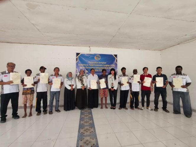 
 Sinergi BPN dan Pemerintah Kampung Idut Tuntaskan Penyerahan 50 Sertifikat PTSL
