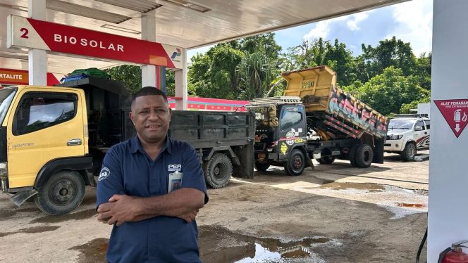 
 Direktur YLBH Sisar Matiti, Yohannes Akwan, saat berada di salah satu SPBU di Papua Barat memantau antrean. Foto Dok 